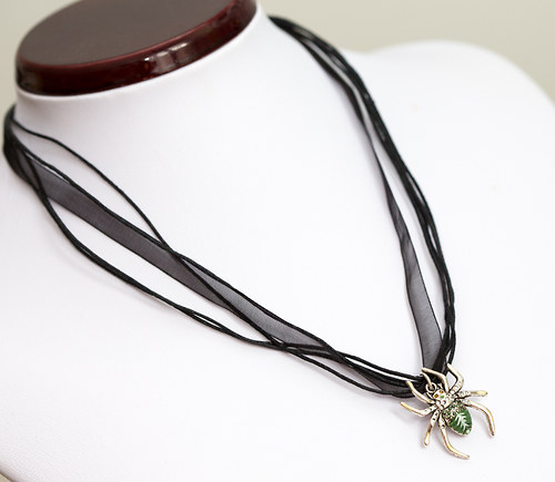 Elegantní šňůrka se stuhou a karabinou