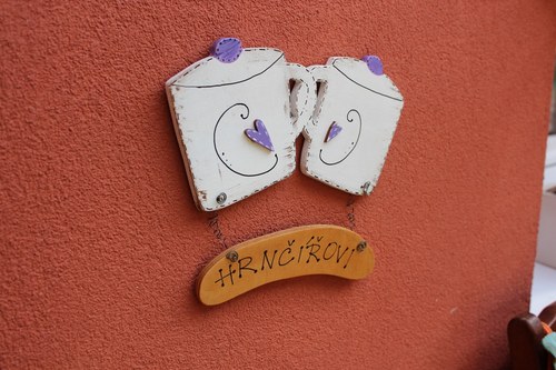 Dřevěná cedulka na dveře HRNČÍŘOVI