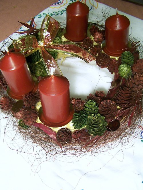Adventní vínový šištičkový věnec — foto 1