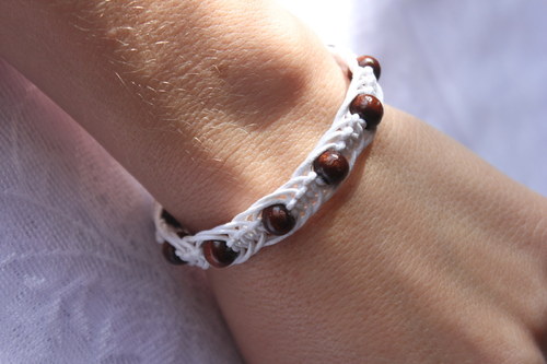 Něžný a zároveň přírodní.. Náramek macramé