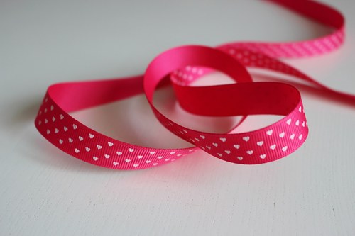 Rypsová stuha 16 mm - srdíčka na tmavě růžové
