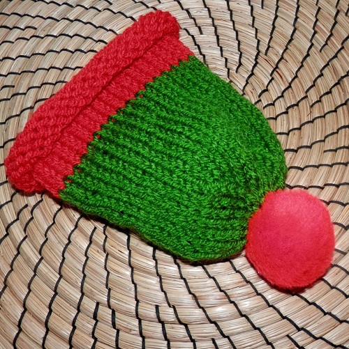 Pletená čepička s bambulkou