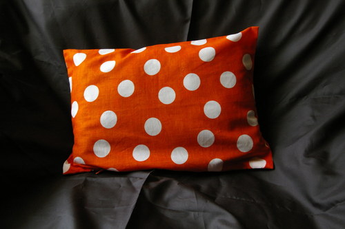 Malý povlak na polštář 25x24 cm oranžový s puntíky