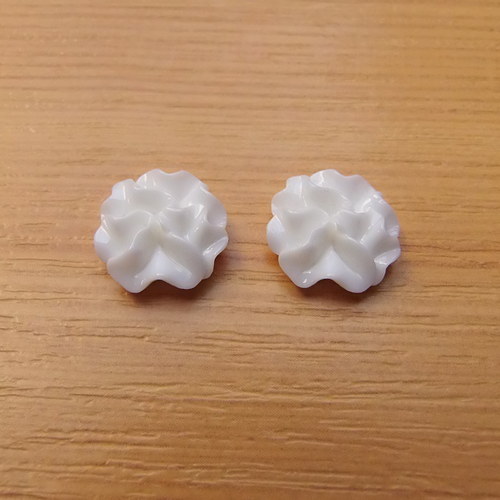Resinový kabošon - 11 x 4 mm