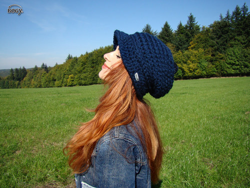 Háčkovaná kšiltovka s bambulí, modrý denim — foto 1