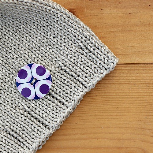 Čepička šedá se 4puntíkatým knoflíkem — foto 1