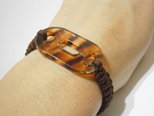 Hnědý náramek (shamballa/makramé) — foto 1