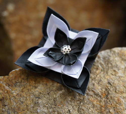 Origami brož z lotosů
