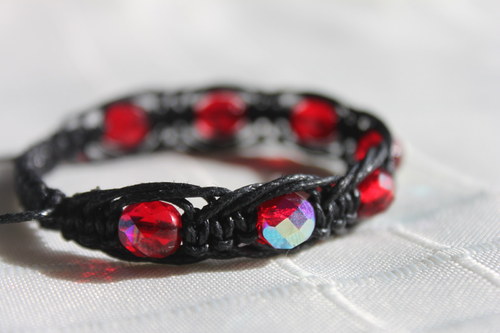 Svůdná.. Náramek makramé/shamballa — foto 1