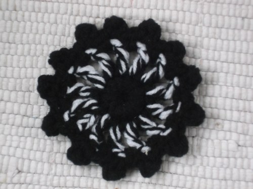 Černobílá brož. 9,5 cm. háčkovaná