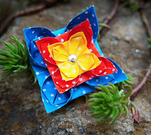 Origami brož z lotosů