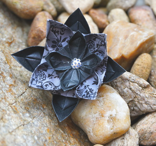 Origami brož z lotosů