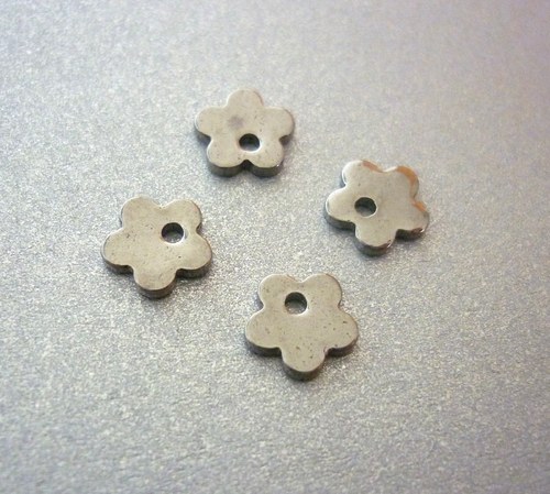 Ch73/ přívěsek kytka malá CHIR.OCEL316L/ 6x6mm/4ks