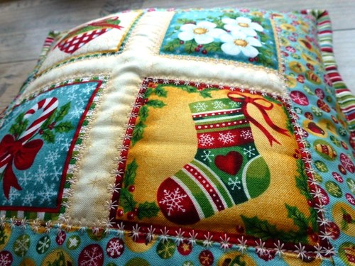 Polštářek vyšívaný Yuletide I. — foto 1