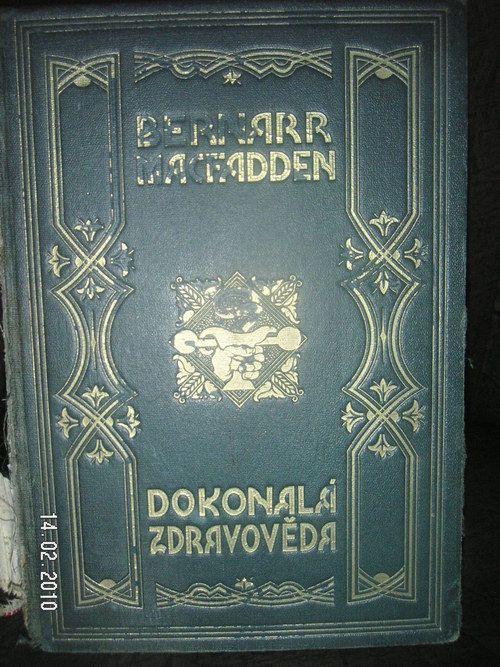 Stará knížka zdravověda.