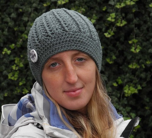 Šedá čepička s knoflíkem 2. — foto 1