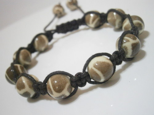 Hnědý Shamballa náramek (macramé) — foto 1