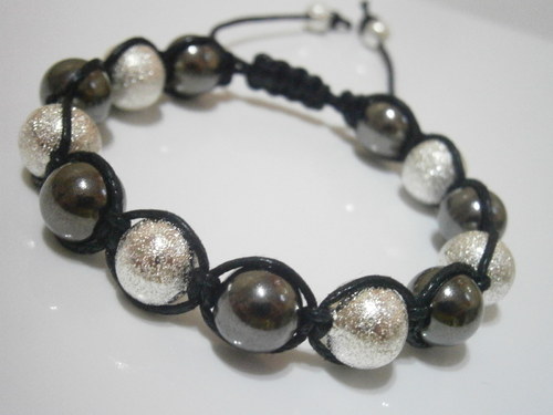 Elegantní "kovový náramek" - Shamballa (macramé) — foto 1