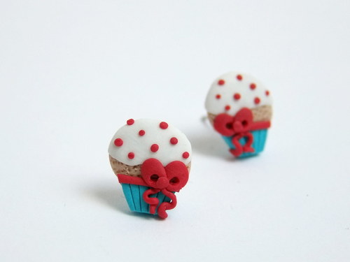 Muffinky s červenou mašličkou.