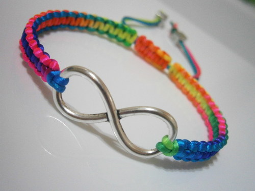Infinity náramek duhový (macramé) — foto 1