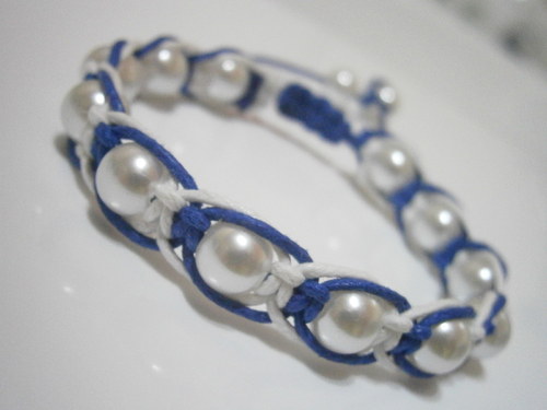 Bílomodrý náramek (makramé/shamballa) — foto 1