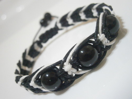 Černobílý náramek (macramé) — foto 1
