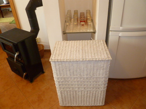Bílý prádelní koš — foto 1