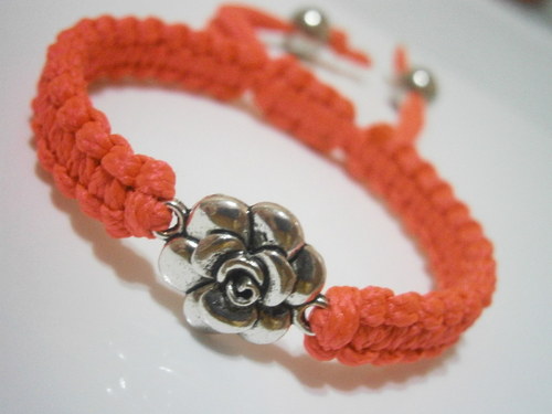 Náramek s kytičkou (macramé) — foto 1