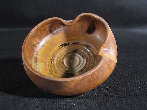 Miska hnědá lomená — foto 1