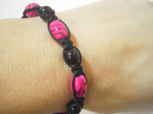 Náramek černorůžový (shamballa/macramé) — foto 1