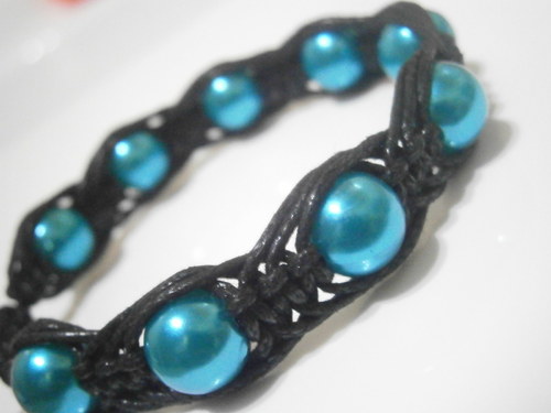 Tyrkysovo-černý náramek (macramé/shamballa) — foto 1