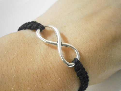 Infinity náramek černý (macramé) — foto 1