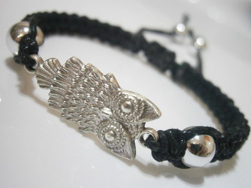 Černý náramek se sovičkou (macramé) — foto 1