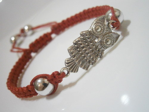 Červený náramek se sovičkou (macramé) — foto 1