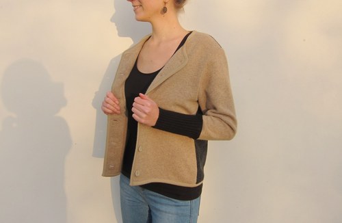 Krátký camel svetřík — foto 1