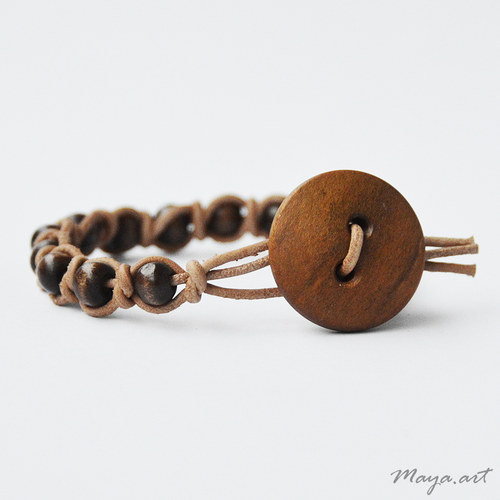Světle hnědý náramek "LEATHER,WOOD&BUTTON" — foto 1
