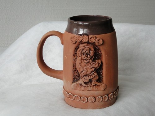Keramický korbel s figurkou