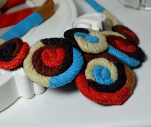 Textilní náhrdelník Quernet — foto 1