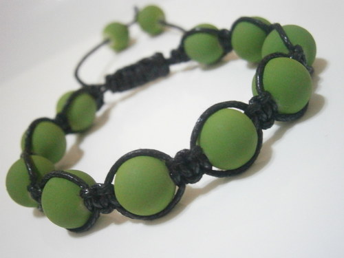 Hráškově zelený náramek (macramé/shamballa) — foto 1