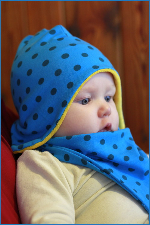 Čapka ušatka černý puntík na modré — foto 1
