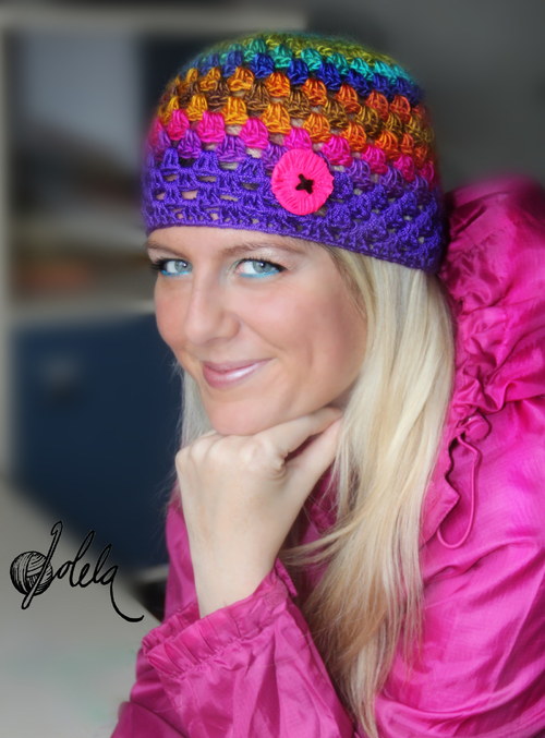 Duhová háčkovaná čepice s upečeným knoflíkem — foto 1