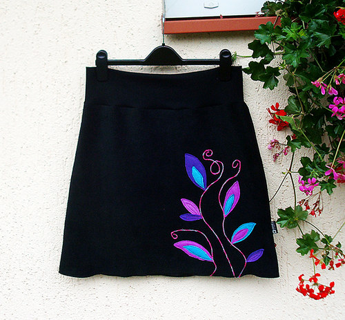 Fleece sukně s aplikací černá ........ vel. S — foto 1