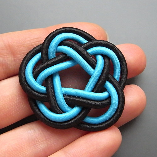Broche com nó com preta I