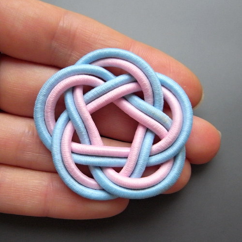 Broche com nó doces