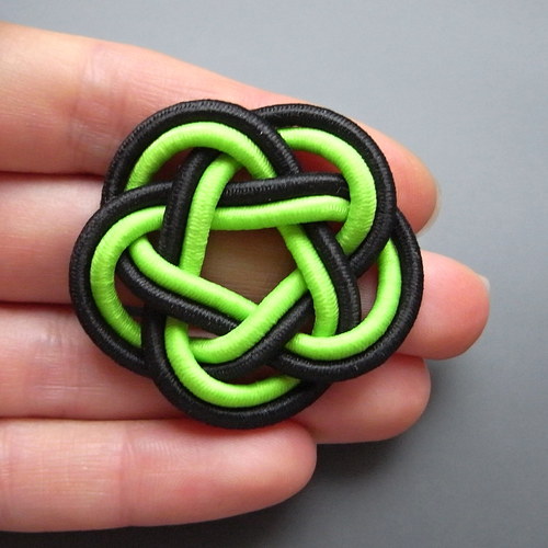 Broche com nó com preta II