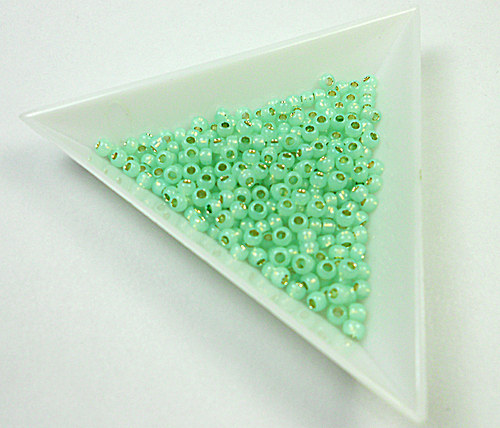 TOHO 8/0 Silver-Lined Milky Lt Peridot 10 g — foto 1