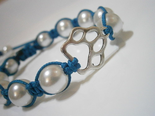 Náramek s tlapičkou (macramé) — foto 1