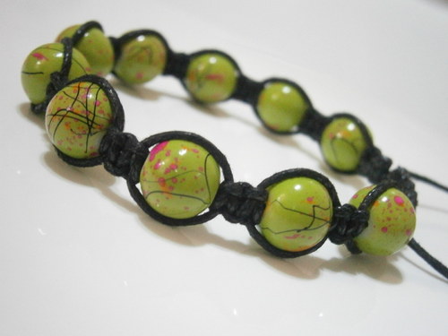 Zelený náramek (macramé/shamballa) — foto 1