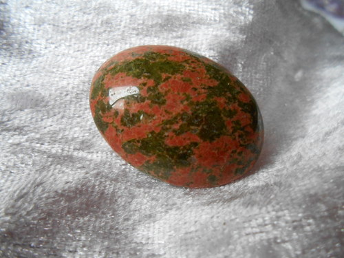 Kabošon - Unakit/Epidot ( 30 x 22 x 7 mm)