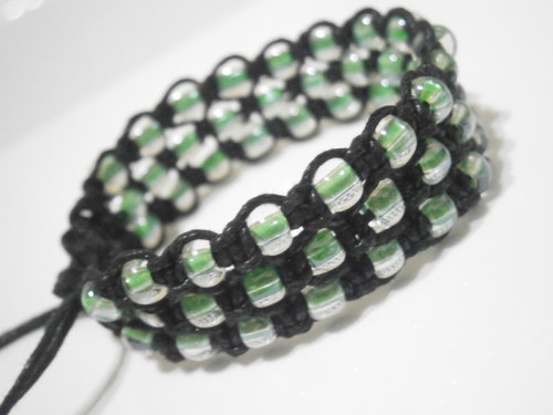 Náramek ze skleněných zelených korálků (macramé)